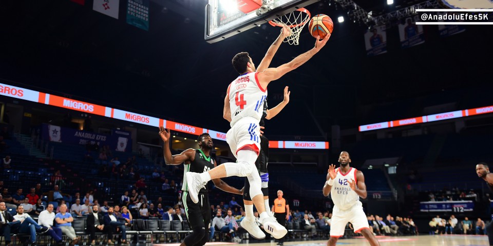 Anadolu Efes yarı final için sahada...