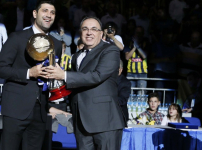 Anadolu Efes Spor Kulübü’nden Ömer Onan’a plaket...