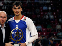 Dario Saric’e maç öncesi ödül...