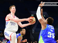 The winner is Anadolu Efes on the day of collecting books for pupils: 87-79