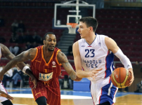 Nefes kesen maç Anadolu Efes’in: 77-75