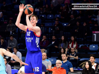 Anadolu Efes: 83 - Barcelona Lassa: 107