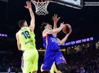 Anadolu Efes: 72 - Barcelona Lassa: 74