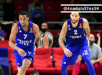 Anadolu Efes Kızılyıldız Önünde, Öğretmenler ve Antrenörler Tribünde...