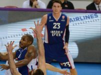 Efes galibiyetle başladı: 82-76