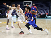 Real Madrid: 82 - Anadolu Efes: 76