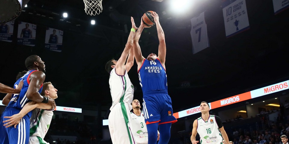 Anadolu Efes: 74 - Unicaja Malaga: 79