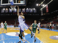 Efes lideri devirdi: 73-72