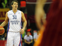 Anadolu Efes yarı finalde: 79-73