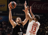 Crvena Zvezda 94 - Anadolu Efes: 75