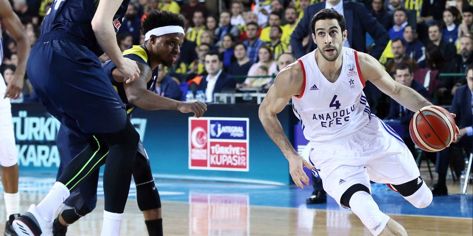 Fenerbahçe’yi 82-74 mağlup eden Anadolu Efes yarı finale yükseldi...