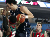 Anadolu Efes Karşıyaka deplasmanından galibiyetle dönüyor