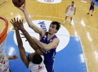 Efes retains hope: 80-76