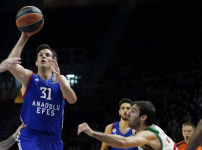 Nefes Kesen Maç Anadolu Efes’in: 95-86