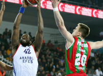 Anadolu Efes finalde: 79-74