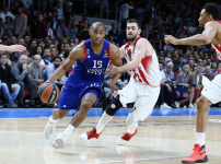 Anadolu Efes: 62 - Olympiacos: 74