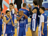 Anadolu Efes zirveye oturdu...