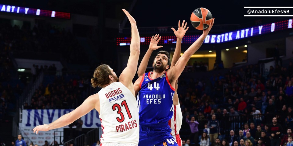 Anadolu Efes: 58 - Olympiacos: 61