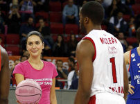 Pink jump ball by Bergüzar Korel