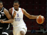 Zorlu maçta kazanan Anadolu Efes: 79-72