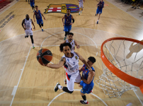 FC Barcelona: 82 - Anadolu Efes: 77