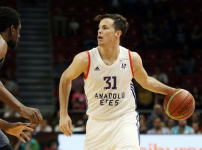 Clear victory for Anadolu Efes to tie the series: 91-70
