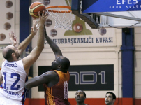 Anadolu Efes son hazırlık maçında Galatasaray’ı 73-56 mağlup etti...