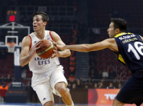 Anadolu Efes brings down Fenerbahçe with a dominating second half performance: 93-84